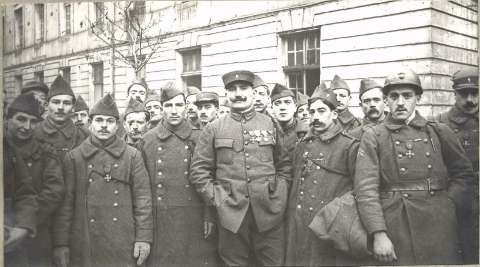 Grupo de voluntarios catalanes de la Legión... (Producción: 1914-1918)