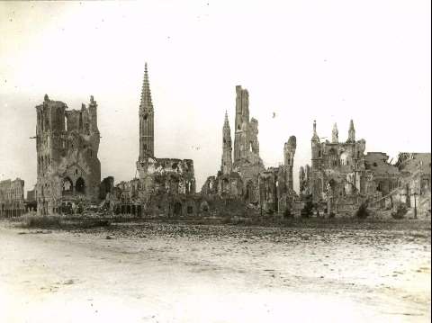 Restos de la catedral de Ypres (Bélgica) (Producción: 1914-1918)