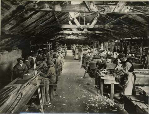 Mujeres británicas trabajando en un taller de... (Producción: 1914-1918)