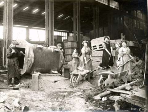 Mujeres británicas trabajando como peones en un... (Producción: 1914-1918)