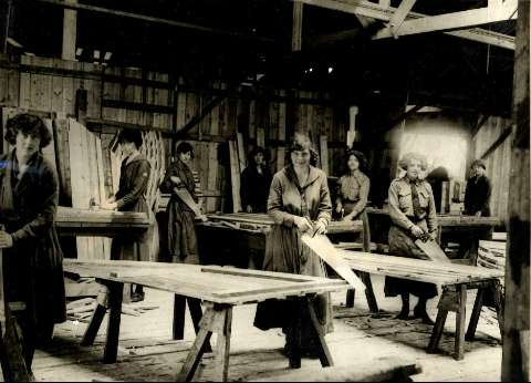 Rincón de un taller de mujeres británicas... (Producción: 1914-1918)