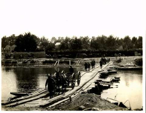 Primer pontón sobre el río Marne construído por... (Producción: 20-7-1918)