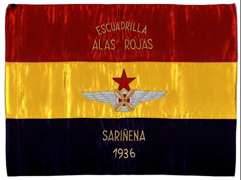 Bandera de la Escuadrilla Alas Rojas del...